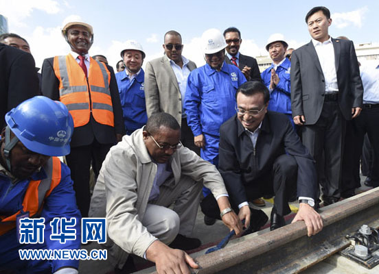 看到中埃雙方員工正在鋪軌作業(yè)，李克強(qiáng)同海爾馬里亞姆一起拿起扳手，擰緊螺絲。新華社記者 李學(xué)仁 攝