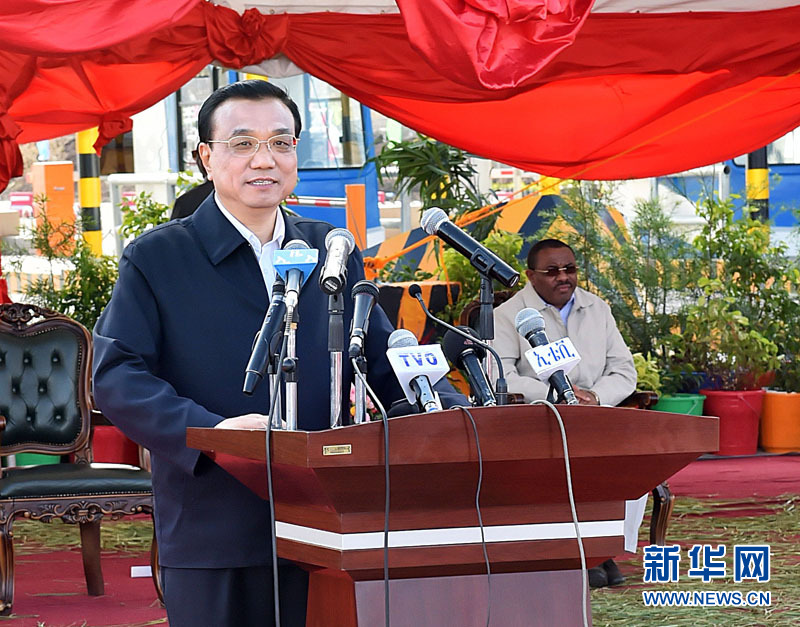 5月5日，國務(wù)院總理李克強(qiáng)與埃塞俄比亞總理海爾馬里亞姆共同出席亞的斯亞貝巴-阿達(dá)瑪高速公路一期竣工揭牌典禮，并為二期工程開工奠基剪彩。這是李克強(qiáng)在典禮上致辭。新華社記者 李濤 攝 