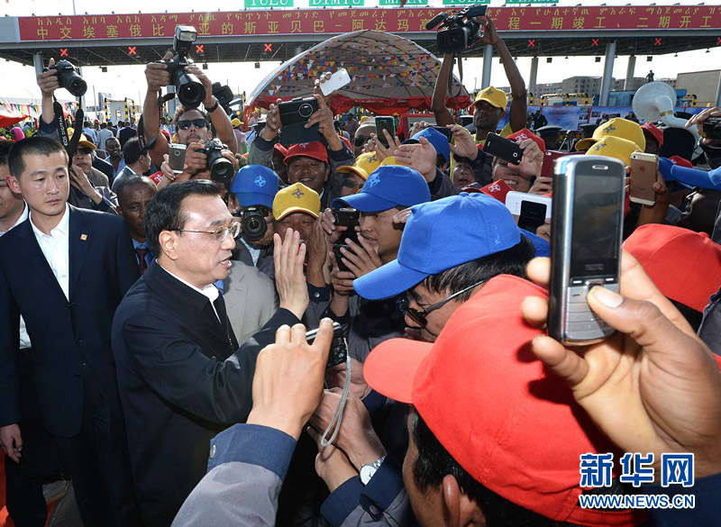 5月5日，中國國務(wù)院總理李克強(qiáng)與埃塞俄比亞總理海爾馬里亞姆共同出席亞的斯亞貝巴-阿達(dá)瑪高速公路一期竣工揭牌典禮，并為二期工程開工奠基剪彩。這是典禮結(jié)束后，李克強(qiáng)同工程施工人員親切交談。新華社記者 李濤 攝 