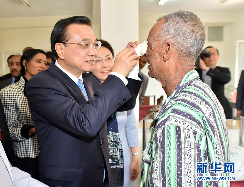 5月6日，國務(wù)院總理李克強(qiáng)與埃塞俄比亞總統(tǒng)穆拉圖一同來到亞的斯亞貝巴阿勒塔醫(yī)院，看望受益于中國免費(fèi)白內(nèi)障手術(shù)“光明行”活動(dòng)的埃塞俄比亞患者。這是李克強(qiáng)親手為接受中國醫(yī)生手術(shù)的埃塞俄比亞白內(nèi)障患者拆開紗布。 新華社記者 李濤 攝 
