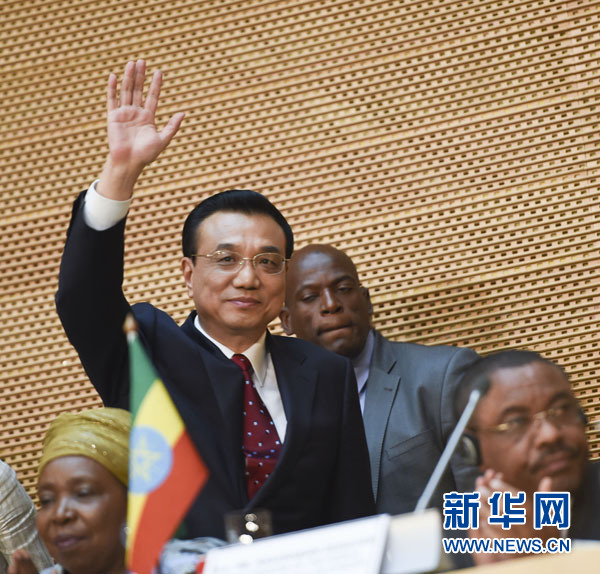 5月5日，中國(guó)國(guó)務(wù)院總理李克強(qiáng)在位于亞的斯亞貝巴的非洲聯(lián)盟總部發(fā)表題為《開(kāi)創(chuàng)中非合作更加美好的未來(lái)》的演講。這是李克強(qiáng)步入會(huì)場(chǎng)時(shí)向聽(tīng)眾揮手致意。新華社記者 李學(xué)仁 攝 