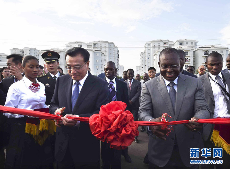 這是李克強和安哥拉副總統(tǒng)維森特共同為學(xué)校建校開學(xué)剪彩。新華社記者李學(xué)仁攝