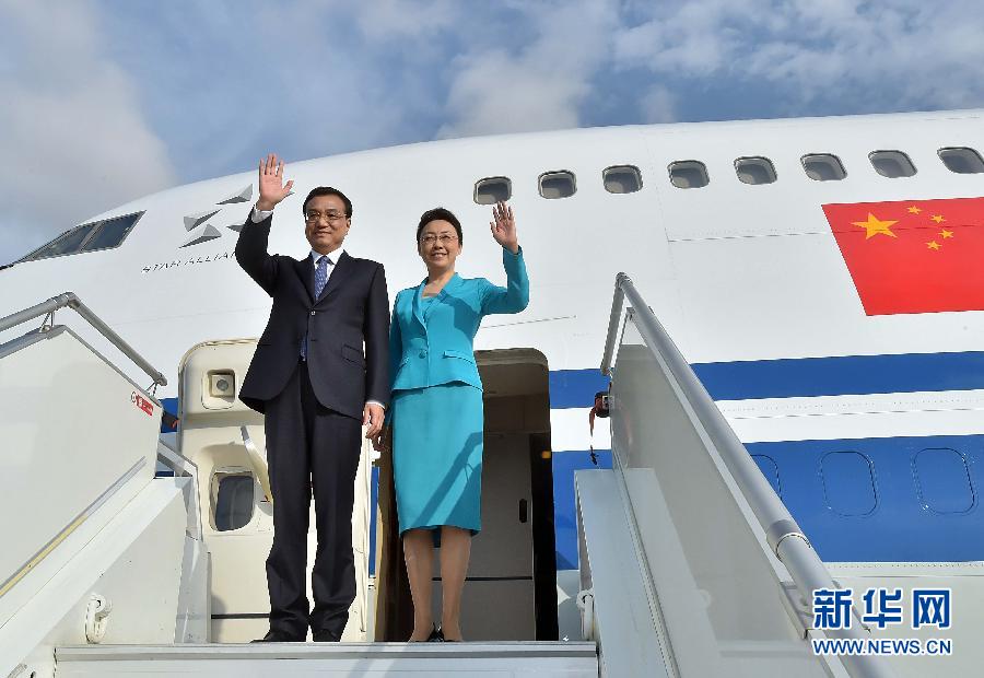 5月8日，應(yīng)安哥拉總統(tǒng)多斯桑托斯邀請，中國國務(wù)院總理李克強(qiáng)乘專機(jī)抵達(dá)羅安達(dá)二月四日國際機(jī)場，開始對安哥拉進(jìn)行正式訪問。李克強(qiáng)總理夫人程虹同機(jī)抵達(dá)。新華社記者 李濤 攝 