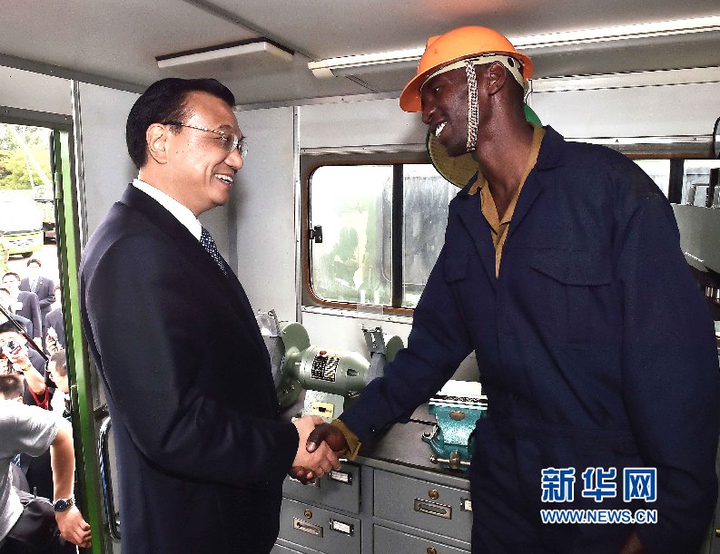 5月11日，中國國務(wù)院總理李克強(qiáng)參觀肯尼亞國家青年服務(wù)隊(duì)。這是李克強(qiáng)與服務(wù)隊(duì)隊(duì)員親切交談。 新華社記者 李濤 攝