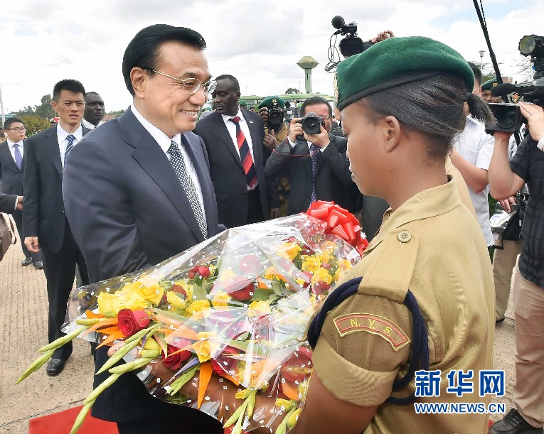 5月11日，中國國務(wù)院總理李克強(qiáng)參觀肯尼亞國家青年服務(wù)隊(duì)。這是服務(wù)隊(duì)隊(duì)員向李克強(qiáng)敬獻(xiàn)鮮花。 新華社記者 李濤 攝