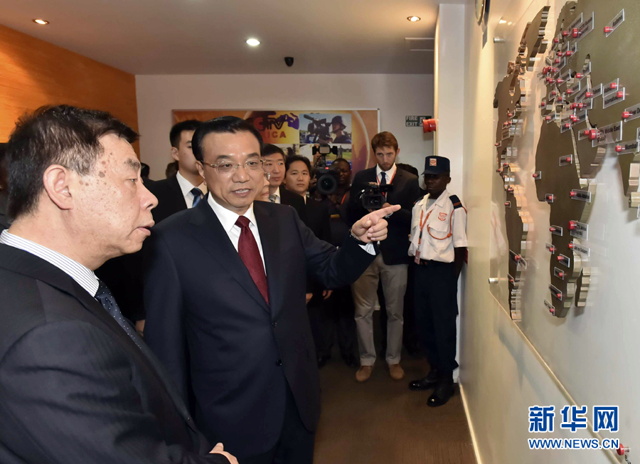 5月11日，中國(guó)國(guó)務(wù)院總理李克強(qiáng)在肯尼亞首都內(nèi)羅畢看望并慰問(wèn)中央電視臺(tái)非洲分臺(tái)員工。 新華社記者 李濤 攝 