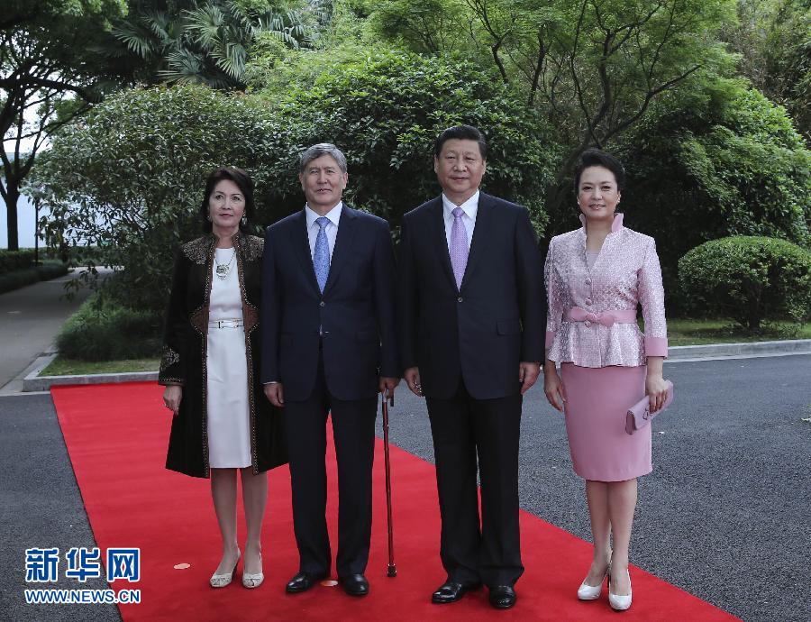 會(huì)談前，習(xí)近平在上海西郊會(huì)議中心廣場(chǎng)為阿坦巴耶夫舉行歡迎儀式。新華社記者 蘭紅光 攝 