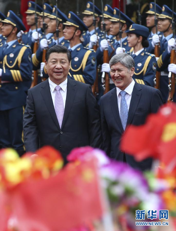 會(huì)談前，習(xí)近平在上海西郊會(huì)議中心廣場(chǎng)為阿坦巴耶夫舉行歡迎儀式。新華社記者 蘭紅光 攝 