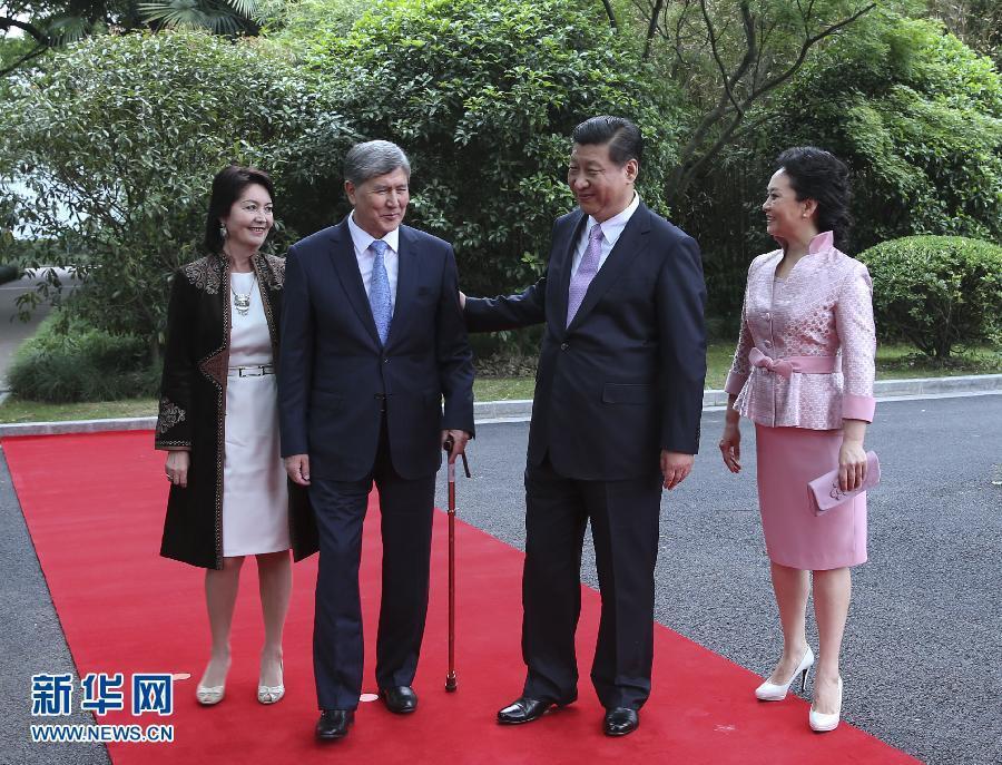 會(huì)談前，習(xí)近平在上海西郊會(huì)議中心廣場(chǎng)為阿坦巴耶夫舉行歡迎儀式。新華社記者 蘭紅光 攝 