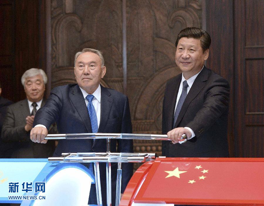 5月19日，國家主席習(xí)近平在上海同哈薩克斯坦總統(tǒng)納扎爾巴耶夫舉行會談。這是會談后，兩國元首共同出席中哈連云港物流場站項(xiàng)目遠(yuǎn)程投產(chǎn)儀式。新華社記者 馬占成 攝 