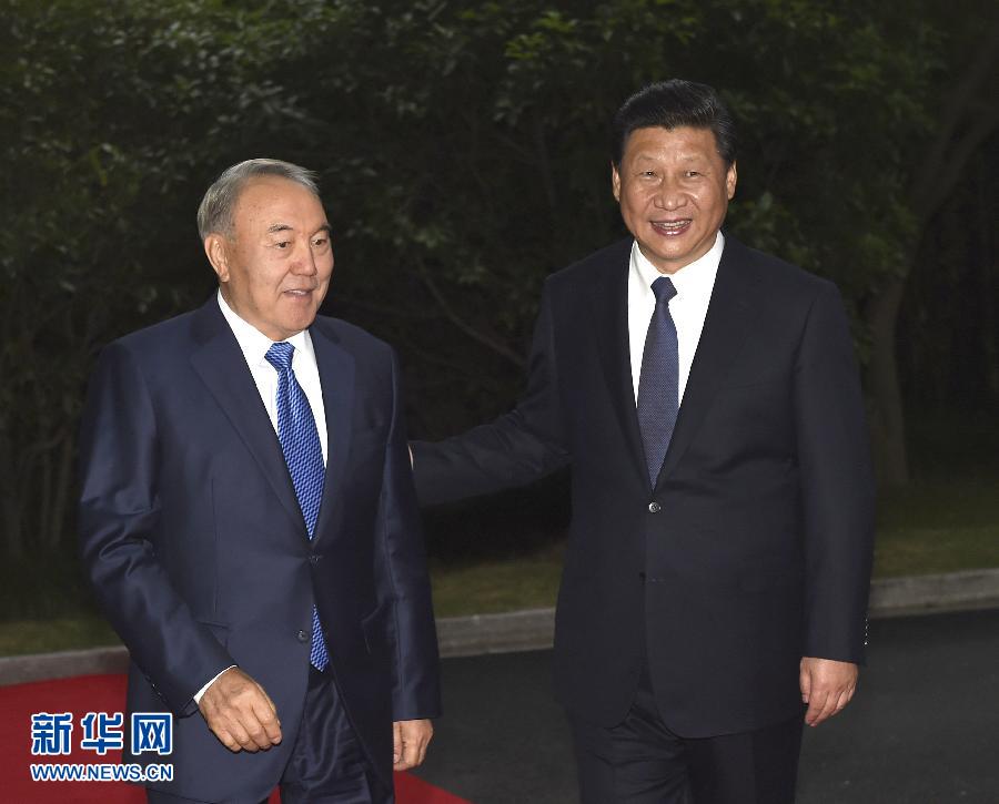  5月19日，中國國家主席習(xí)近平在上海同哈薩克斯坦總統(tǒng)納扎爾巴耶夫舉行會談。這是會談前，習(xí)近平在上海西郊會議中心廣場為納扎爾巴耶夫舉行歡迎儀式。新華社記者 馬占成 攝 
