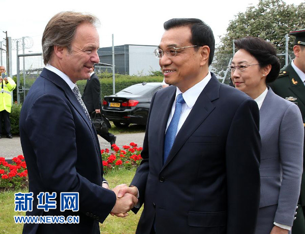 6月16日，應(yīng)英國(guó)首相卡梅倫邀請(qǐng)，國(guó)務(wù)院總理李克強(qiáng)乘專機(jī)抵達(dá)倫敦希思羅機(jī)場(chǎng)，開始對(duì)英國(guó)進(jìn)行正式訪問(wèn)。李克強(qiáng)總理夫人程虹同機(jī)抵達(dá)。這是英國(guó)政府高級(jí)官員到機(jī)場(chǎng)迎接李克強(qiáng)總理和夫人。新華社記者 龐興雷 攝