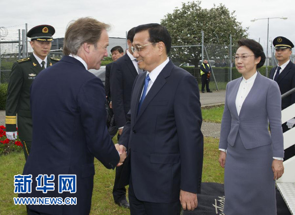 6月16日，應(yīng)英國(guó)首相卡梅倫邀請(qǐng)，國(guó)務(wù)院總理李克強(qiáng)乘專機(jī)抵達(dá)倫敦希思羅機(jī)場(chǎng)，開始對(duì)英國(guó)進(jìn)行正式訪問(wèn)。李克強(qiáng)總理夫人程虹同機(jī)抵達(dá)。這是英國(guó)政府高級(jí)官員到機(jī)場(chǎng)迎接李克強(qiáng)總理和夫人。新華社記者 黃敬文 攝