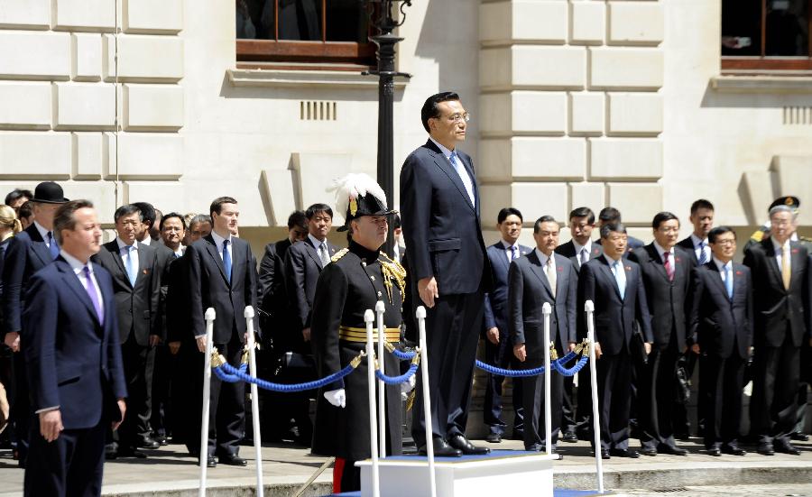 6月17日，中國(guó)國(guó)務(wù)院總理李克強(qiáng)在倫敦唐寧街10號(hào)首相府同英國(guó)首相卡梅倫舉行中英總理年度會(huì)晤。這是會(huì)晤前，卡梅倫為李克強(qiáng)舉行隆重的歡迎儀式。新華社記者 張鐸 攝 
