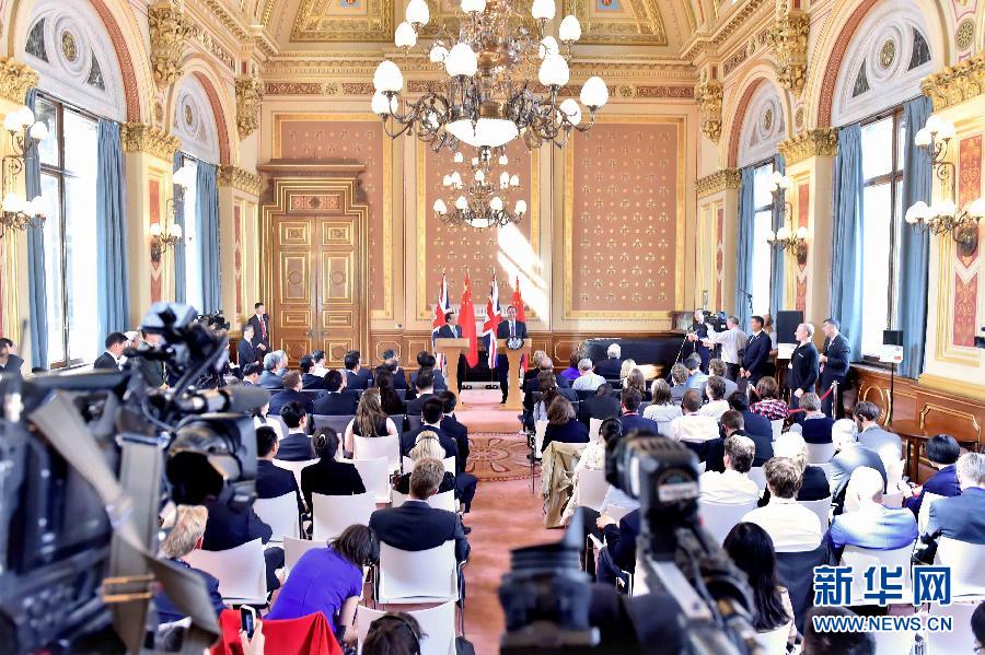 6月17日，中國(guó)國(guó)務(wù)院總理李克強(qiáng)同英國(guó)首相卡梅倫在倫敦舉行中英總理年度會(huì)晤后共同會(huì)見記者。新華社記者 李濤 攝