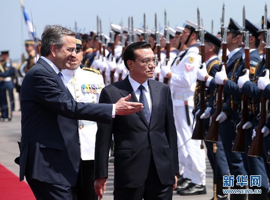 6月19日，國務院總理李克強乘專機抵達雅典國際機場，開始對希臘進行正式訪問。希臘總理薩馬拉斯在機場為李克強舉行隆重的歡迎儀式。這是李克強在薩馬拉斯的陪同下檢閱儀仗隊。新華社記者 龐興雷 攝  