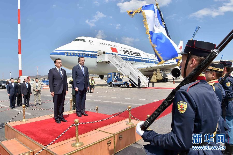 6月19日，國務院總理李克強乘專機抵達雅典國際機場，開始對希臘進行正式訪問。希臘總理薩馬拉斯在機場為李克強舉行隆重的歡迎儀式。新華社記者 李濤 攝
