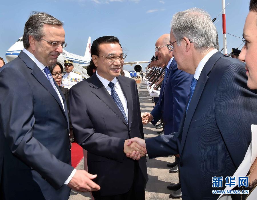 6月19日，國務院總理李克強乘專機抵達雅典國際機場，開始對希臘進行正式訪問。希臘總理薩馬拉斯在機場為李克強舉行隆重的歡迎儀式。新華社記者 李濤 攝