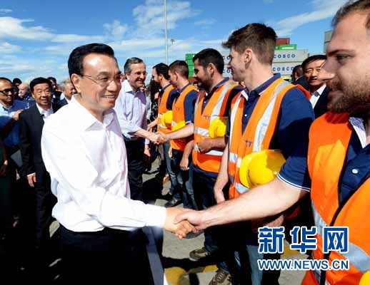 6月20日，國(guó)務(wù)院總理李克強(qiáng)與希臘總理薩馬拉斯共同考察中國(guó)遠(yuǎn)洋運(yùn)輸集團(tuán)比雷埃夫斯集裝箱碼頭。這是李克強(qiáng)和薩馬拉斯來(lái)到3號(hào)碼頭，同碼頭工人親切交流。新華社記者 李濤 攝 