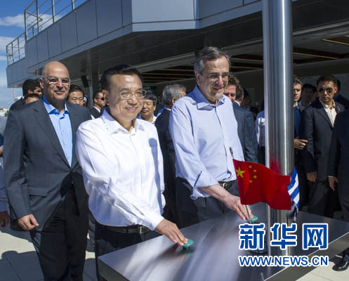 這是李克強(qiáng)與薩馬拉斯共同發(fā)出指令，一列滿載中國(guó)貨物的列車緩緩駛出比雷埃夫斯港，開往中東歐目的地。新華社記者 王曄 攝