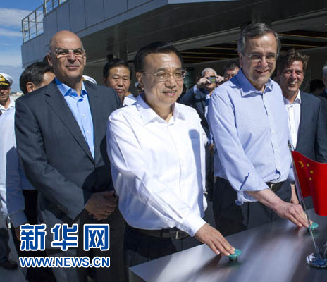 這是李克強(qiáng)與薩馬拉斯共同發(fā)出指令，一列滿載中國(guó)貨物的列車緩緩駛出比雷埃夫斯港，開往中東歐目的地。新華社記者 王曄 攝