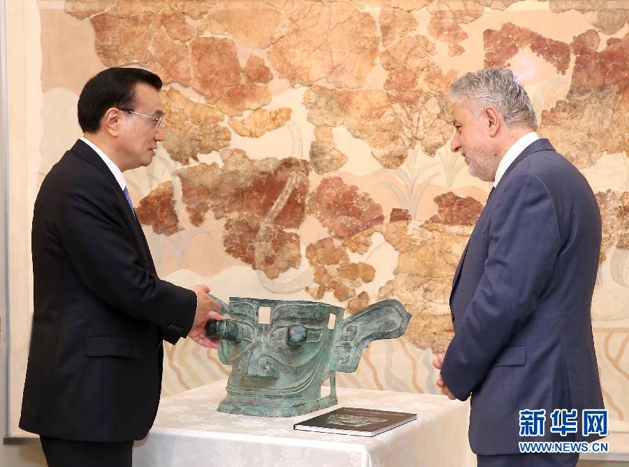 6月21日，國務(wù)院總理李克強與希臘總理薩馬拉斯共同出席希臘伊拉克利翁博物館新館開館儀式并發(fā)表講話。這是李克強向伊拉克利翁博物館贈送三星堆出土文物復(fù)制品。新華社記者 龐興雷 攝 