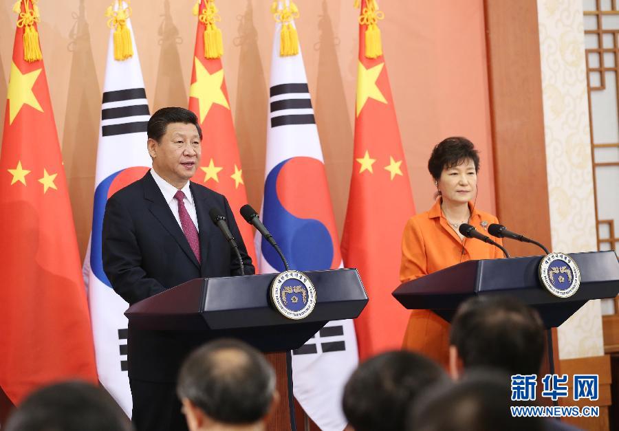7月3日，國家主席習(xí)近平在首爾同韓國總統(tǒng)樸槿惠舉行會談。會談后，兩國元首共同會見記者。 新華社記者姚大偉攝