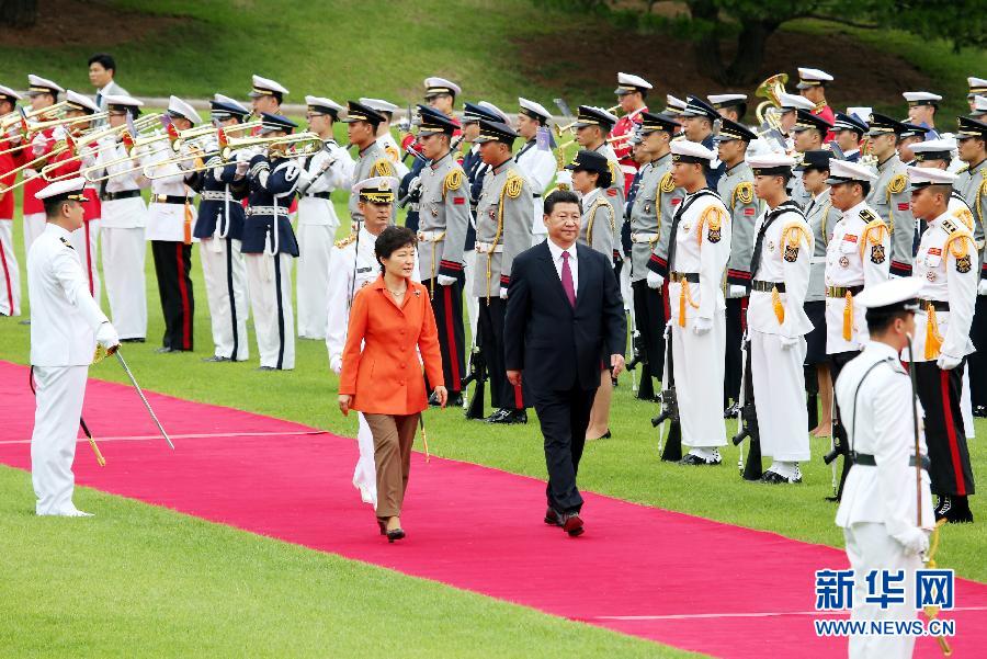 7月3日，國家主席習(xí)近平在首爾同韓國總統(tǒng)樸槿惠舉行會談。會談前，樸槿惠在青瓦臺總統(tǒng)府為習(xí)近平舉行隆重歡迎儀式。 新華社記者姚大偉攝