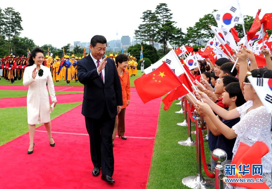 7月3日，國家主席習(xí)近平在首爾同韓國總統(tǒng)樸槿惠舉行會談。會談前，樸槿惠在青瓦臺總統(tǒng)府為習(xí)近平舉行隆重歡迎儀式。 新華社記者饒愛民攝 