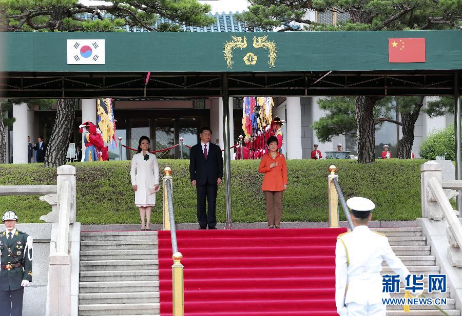 7月3日，國家主席習(xí)近平在首爾同韓國總統(tǒng)樸槿惠舉行會談。會談前，樸槿惠在青瓦臺總統(tǒng)府為習(xí)近平舉行隆重歡迎儀式。 新華社記者丁林?jǐn)z 