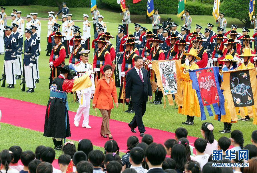 7月3日，國家主席習(xí)近平在首爾同韓國總統(tǒng)樸槿惠舉行會談。會談前，樸槿惠在青瓦臺總統(tǒng)府為習(xí)近平舉行隆重歡迎儀式。 新華社記者姚大偉攝 
