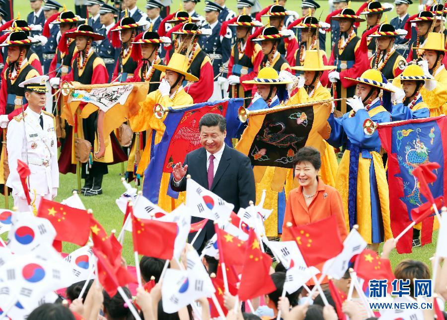 7月3日，國家主席習(xí)近平在首爾同韓國總統(tǒng)樸槿惠舉行會談。會談前，樸槿惠在青瓦臺總統(tǒng)府為習(xí)近平舉行隆重歡迎儀式。 新華社記者姚大偉攝 