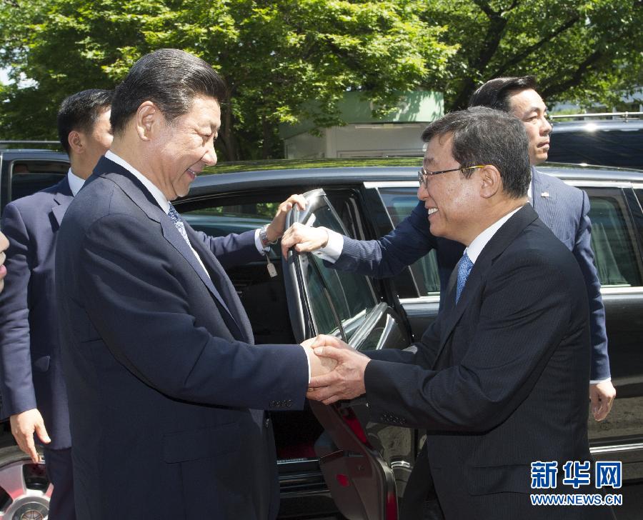 7月4日，國家主席習(xí)近平在韓國國立首爾大學(xué)發(fā)表題為《共創(chuàng)中韓合作未來　同襄亞洲振興繁榮》的重要演講。這是首爾大學(xué)校長吳然天迎接習(xí)近平主席。新華社記者 謝環(huán)馳 攝 
