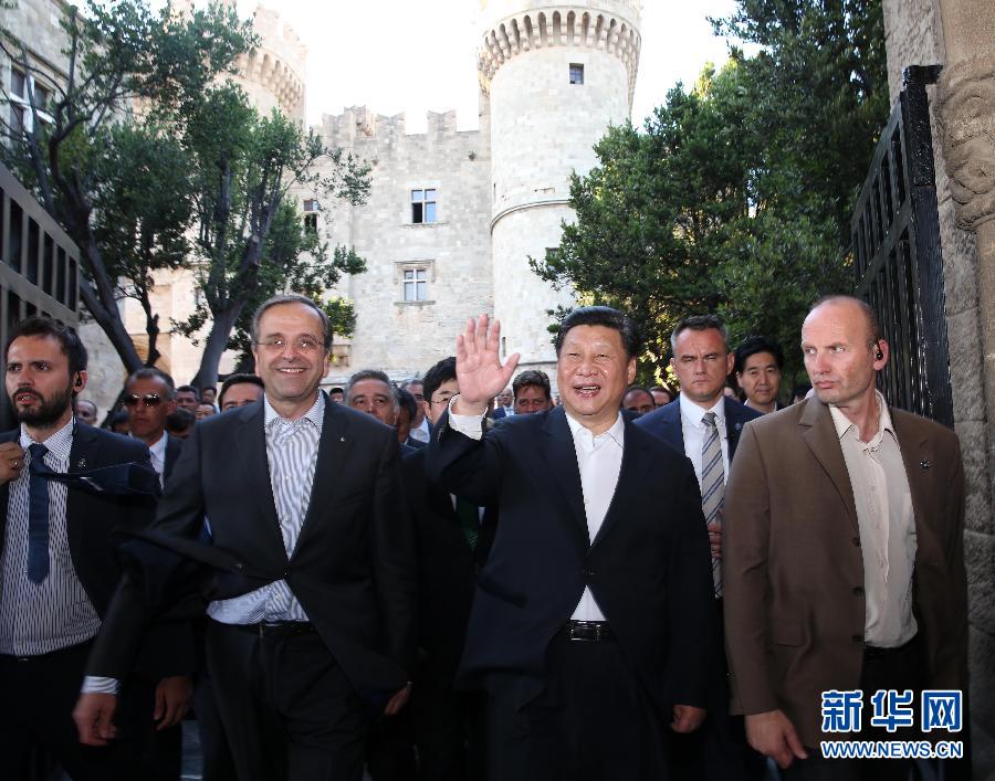 7月13日，國(guó)家主席習(xí)近平在希臘羅德島會(huì)見(jiàn)希臘總理薩馬拉斯。 新華社記者蘭紅光攝 