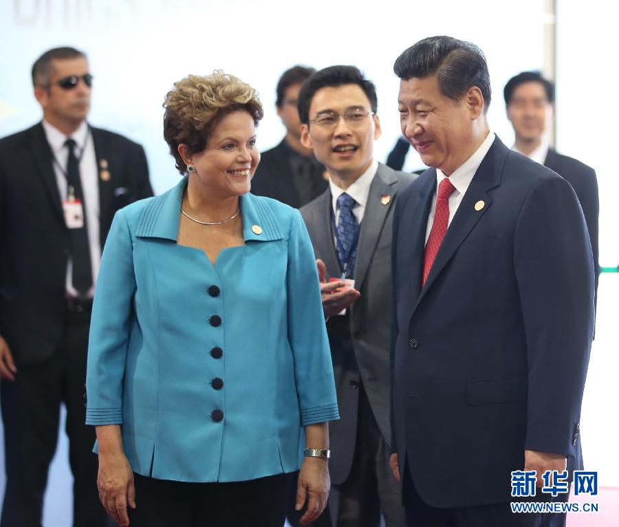 7月15日，國家主席習(xí)近平在巴西福塔萊薩出席金磚國家領(lǐng)導(dǎo)人第六次會晤。這是巴西總統(tǒng)羅塞夫迎接習(xí)近平主席。 新華社記者 蘭紅光 攝 