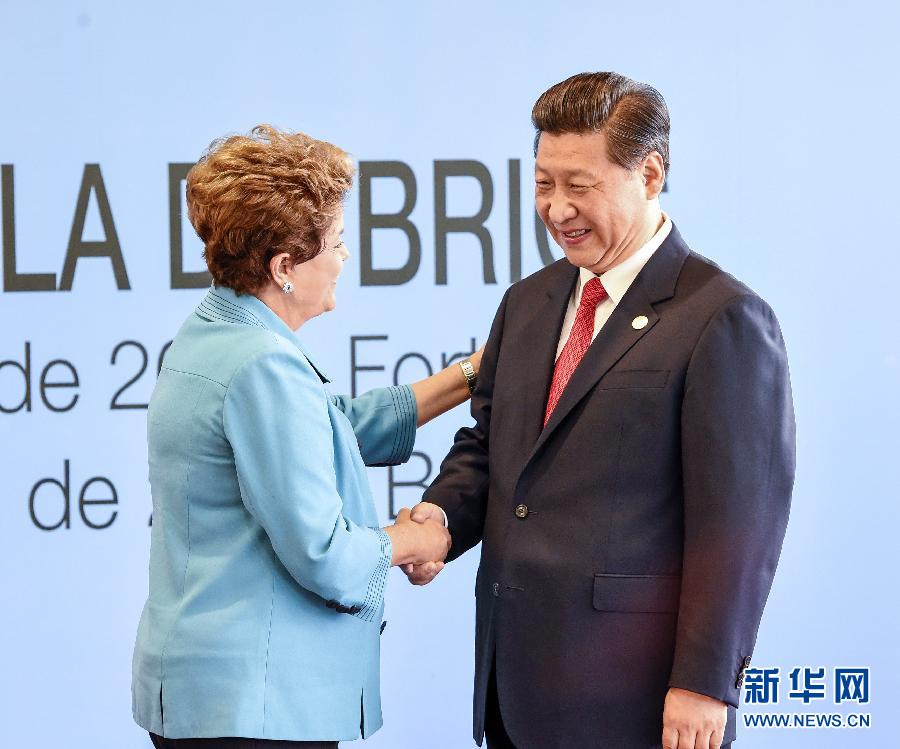 7月15日，國家主席習(xí)近平在巴西福塔萊薩出席金磚國家領(lǐng)導(dǎo)人第六次會晤。這是巴西總統(tǒng)羅塞夫迎接習(xí)近平主席。 新華社記者 李學(xué)仁 攝  