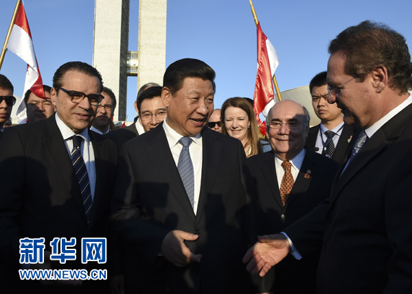 7月16日，國家主席習(xí)近平在巴西利亞會見巴西參議長卡列羅斯（前右）和眾議長阿爾維斯（前左）。 新華社記者 李學(xué)仁 攝 