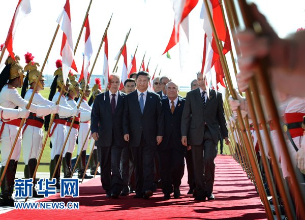 7月16日，國家主席習(xí)近平在巴西利亞會見巴西參議長卡列羅斯和眾議長阿爾維斯。這是習(xí)近平步入國會大廈。 新華社記者 劉建生 攝 