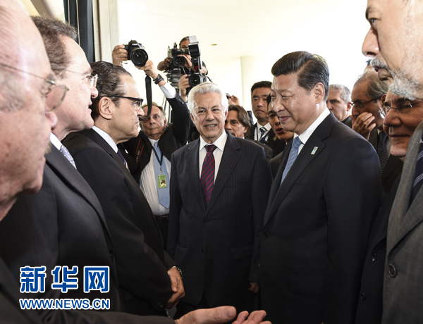 7月16日，國家主席習(xí)近平在巴西利亞會見巴西參議長卡列羅斯和眾議長阿爾維斯。這是兩院議長迎接習(xí)近平主席，并介紹議員代表。 新華社記者李學(xué)仁 攝 