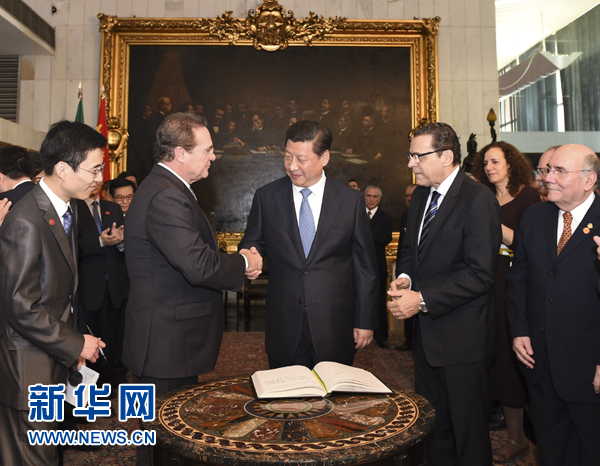 7月16日，國家主席習(xí)近平在巴西利亞會見巴西參議長卡列羅斯（前排左二）和眾議長阿爾維斯（前排右二）。 新華社記者 李學(xué)仁 攝 