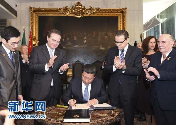 7月16日，國家主席習(xí)近平在巴西利亞會見巴西參議長卡列羅斯（前排左二）和眾議長阿爾維斯（前排右二）。這是習(xí)近平應(yīng)邀為參眾兩院題詞。新華社記者 李學(xué)仁 攝 