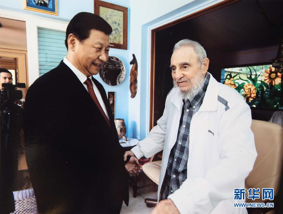 當(dāng)?shù)貢r(shí)間7月22日，國(guó)家主席習(xí)近平在哈瓦那親切探望古巴革命領(lǐng)袖菲德?tīng)?middot;卡斯特羅。 新華社發(fā)