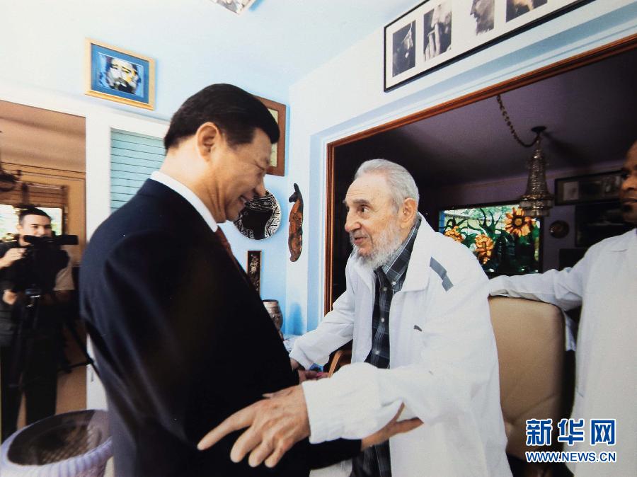 當(dāng)?shù)貢r(shí)間7月22日，國(guó)家主席習(xí)近平在哈瓦那親切探望古巴革命領(lǐng)袖菲德?tīng)?middot;卡斯特羅。 新華社發(fā)