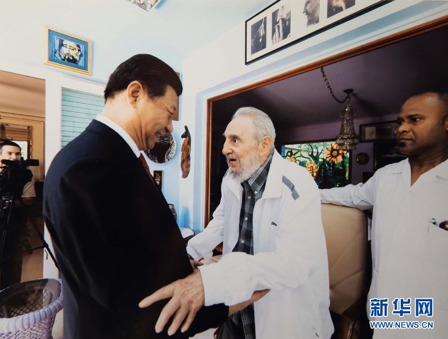 當(dāng)?shù)貢r(shí)間7月22日，國(guó)家主席習(xí)近平在哈瓦那親切探望古巴革命領(lǐng)袖菲德?tīng)?middot;卡斯特羅。 新華社發(fā)