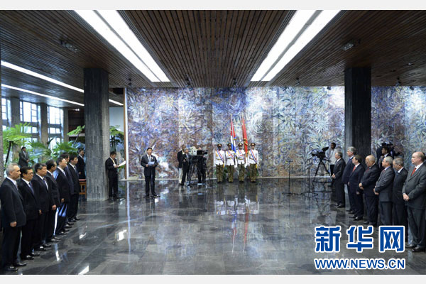 當(dāng)?shù)貢r(shí)間7月22日，國家主席習(xí)近平在哈瓦那接受古巴政府授予的“何塞·馬蒂”勛章。古巴國務(wù)委員會(huì)主席兼部長會(huì)議主席勞爾·卡斯特羅為習(xí)近平佩戴勛章。新華社記者馬占成攝