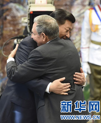 當(dāng)?shù)貢r(shí)間7月22日，國家主席習(xí)近平在哈瓦那接受古巴政府授予的“何塞·馬蒂”勛章。古巴國務(wù)委員會(huì)主席兼部長會(huì)議主席勞爾·卡斯特羅為習(xí)近平佩戴勛章。新華社記者馬占成攝