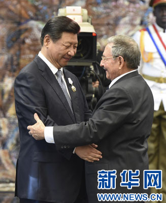 當(dāng)?shù)貢r(shí)間7月22日，國家主席習(xí)近平在哈瓦那接受古巴政府授予的“何塞·馬蒂”勛章。古巴國務(wù)委員會(huì)主席兼部長會(huì)議主席勞爾·卡斯特羅為習(xí)近平佩戴勛章。新華社記者馬占成攝