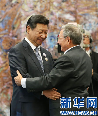 當(dāng)?shù)貢r(shí)間7月22日，國家主席習(xí)近平在哈瓦那接受古巴政府授予的“何塞·馬蒂”勛章。古巴國務(wù)委員會(huì)主席兼部長會(huì)議主席勞爾·卡斯特羅為習(xí)近平佩戴勛章。新華社記者劉衛(wèi)兵攝