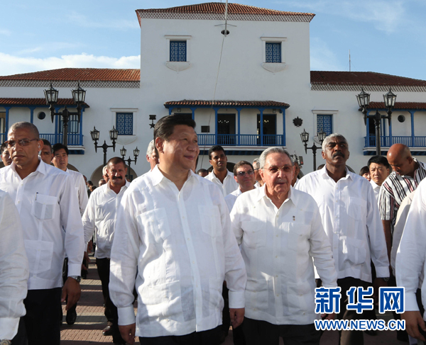 當(dāng)?shù)貢r(shí)間7月23日，國家主席習(xí)近平在古巴國務(wù)委員會主席兼部長會議主席勞爾·卡斯特羅全程陪同下，訪問古巴第二大城市、被稱為“英雄城”的圣地亞哥。這是習(xí)近平和勞爾參觀圣地亞哥市政府。新華社記者蘭紅光 攝