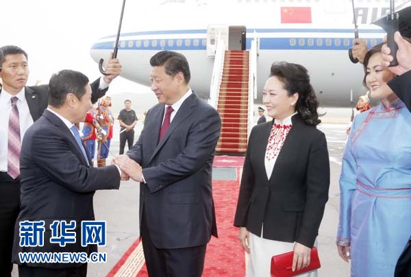 8月21日，國家主席習(xí)近平抵達(dá)烏蘭巴托，開始對(duì)蒙古國進(jìn)行國事訪問。習(xí)近平和夫人彭麗媛在機(jī)場受到蒙古國總理阿勒坦呼亞格夫婦熱情迎接。新華社記者鞠鵬攝